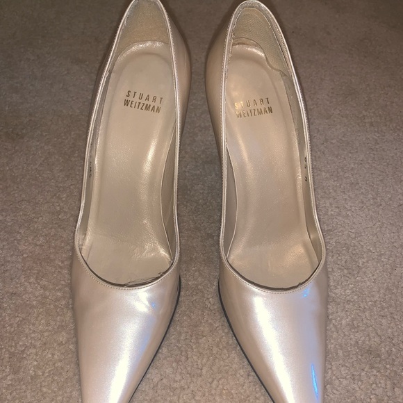 Stuart Weitzman gold closed - toe small heels - Picture 2 of 5